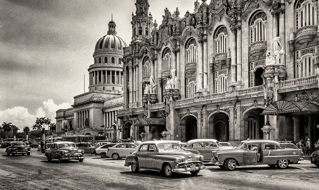 Classic-Cars-Cruising-in-Havana-BW-XL.jpg (1024×609)